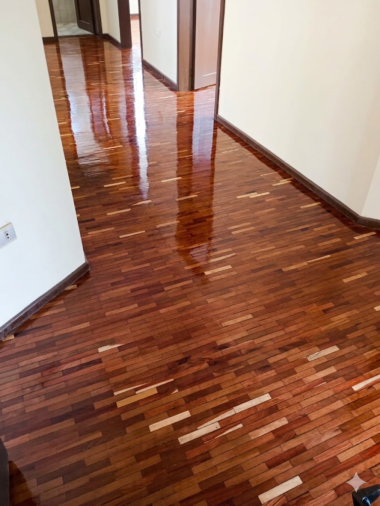 Instalación de piso de parquet madera roja brillante en Quito — JOMAD Grupo Maderero